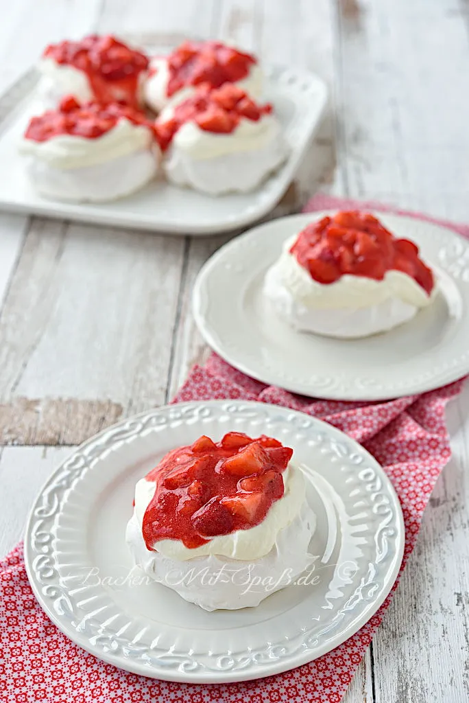 Mini-Pavlova mit Erdbeeren