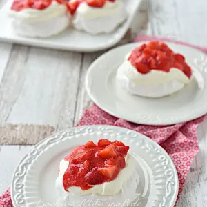 Mini-Pavlova mit Erdbeeren