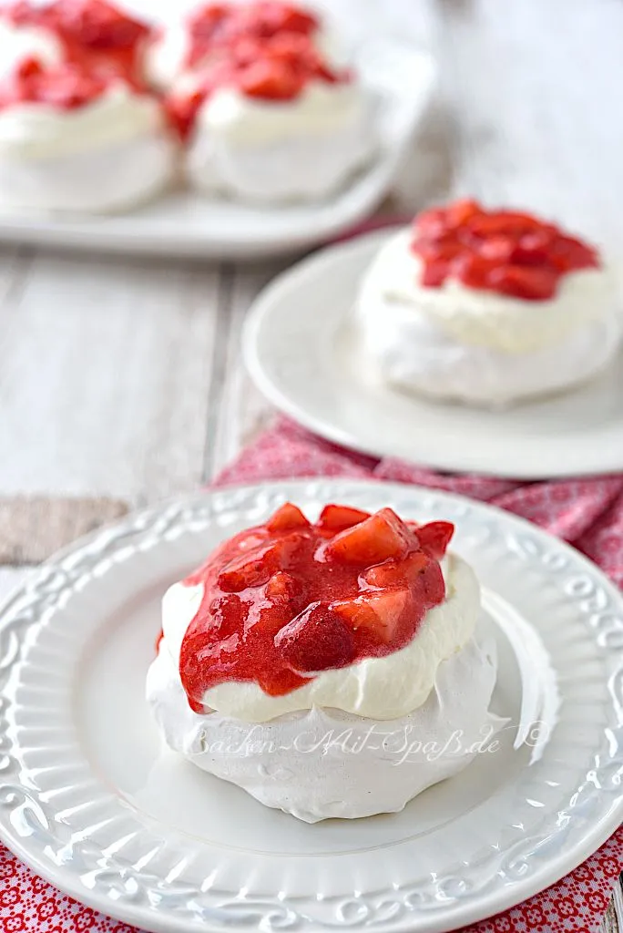 Mini-Pavlova mit Erdbeeren