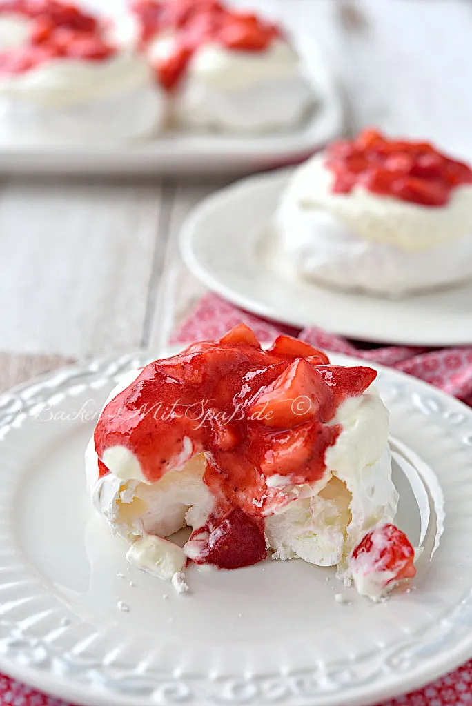 Mini-Pavlova mit Erdbeeren