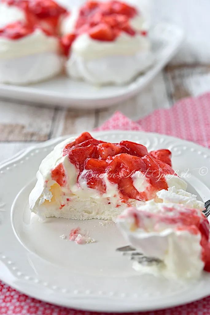 Mini-Pavlova mit Erdbeeren