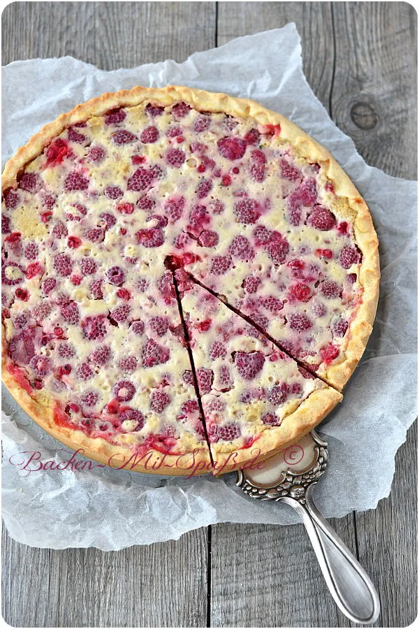 Tarte mit Früchten und weißer Schokocreme