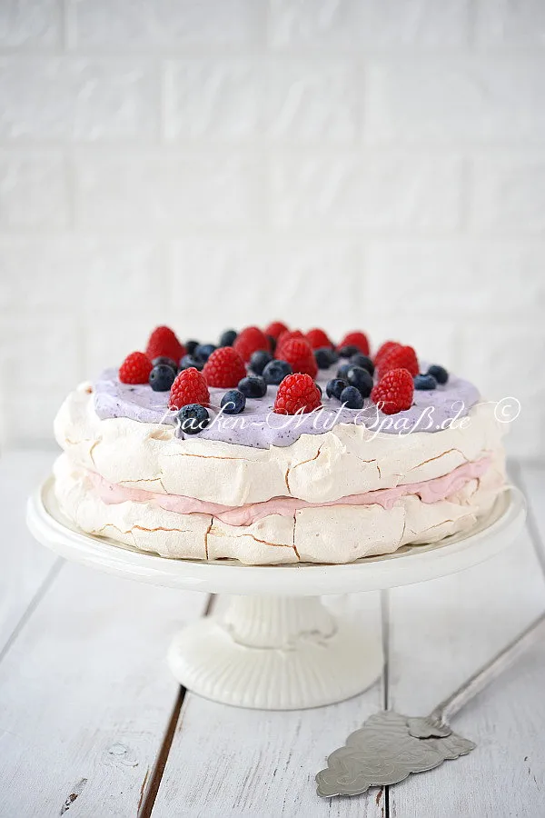 Pavlova- Torte mit Himbeeren und Heidelbeeren