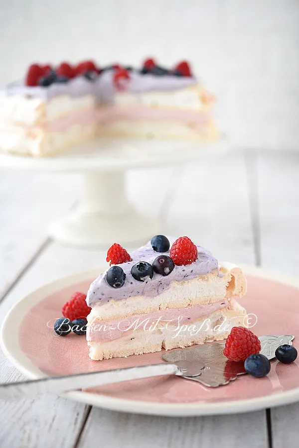 Pavlova- Torte mit Himbeeren und Heidelbeeren