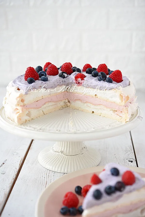 Pavlova- Torte mit Himbeeren und Heidelbeeren