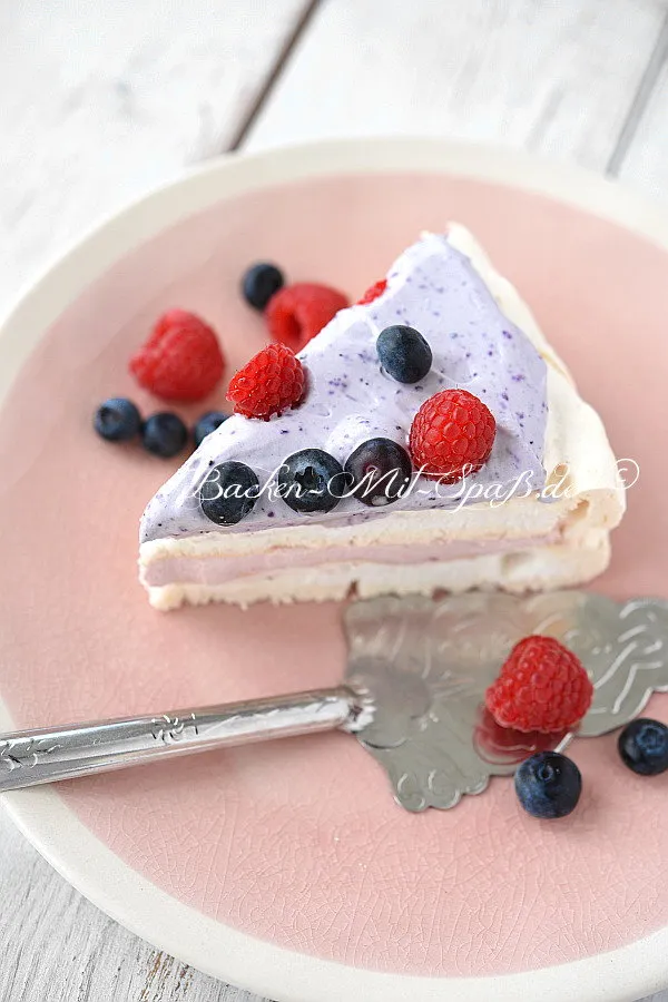 Pavlova- Torte mit Himbeeren und Heidelbeeren