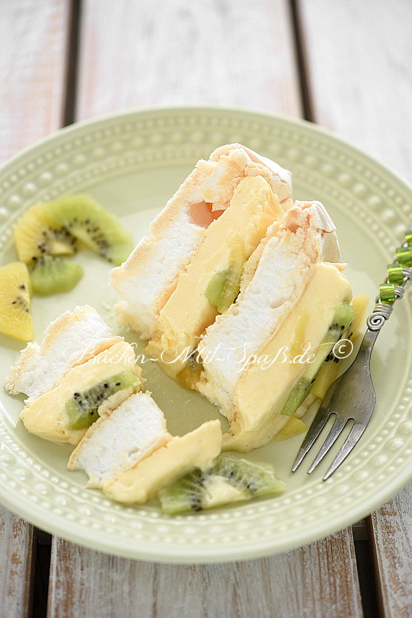 Pavlova- Torte mit  Crème pâtissière und Früchten