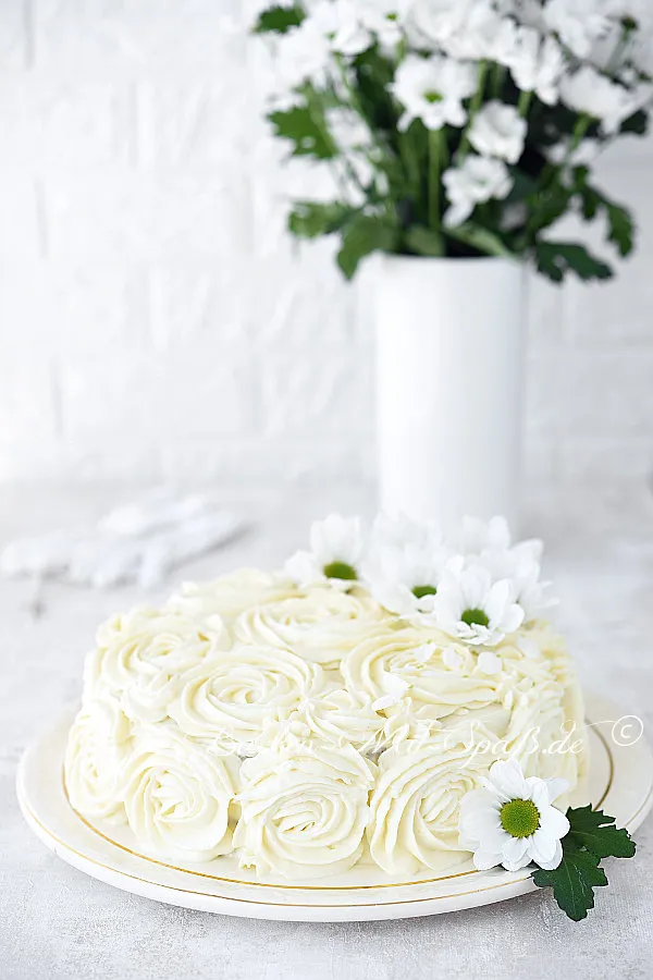 Nusstorte mit Konditorcreme und Frischkäse-Frosting zur Erstkommunion