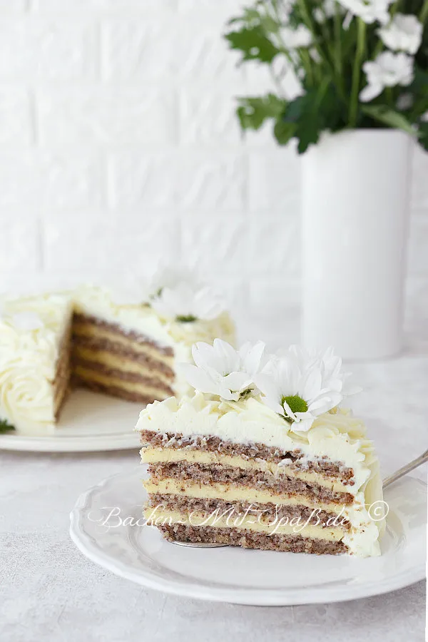 Nusstorte mit Konditorcreme und Frischkäse-Frosting zur Erstkommunion