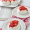 Mini-Pavlova mit Erdbeeren