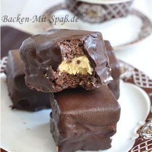 Gefüllte Brownies mit Vanilleeis in der Schokolade